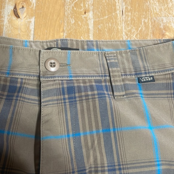 Men’s vans off the wall plaid shorts - Picture 3 of 9